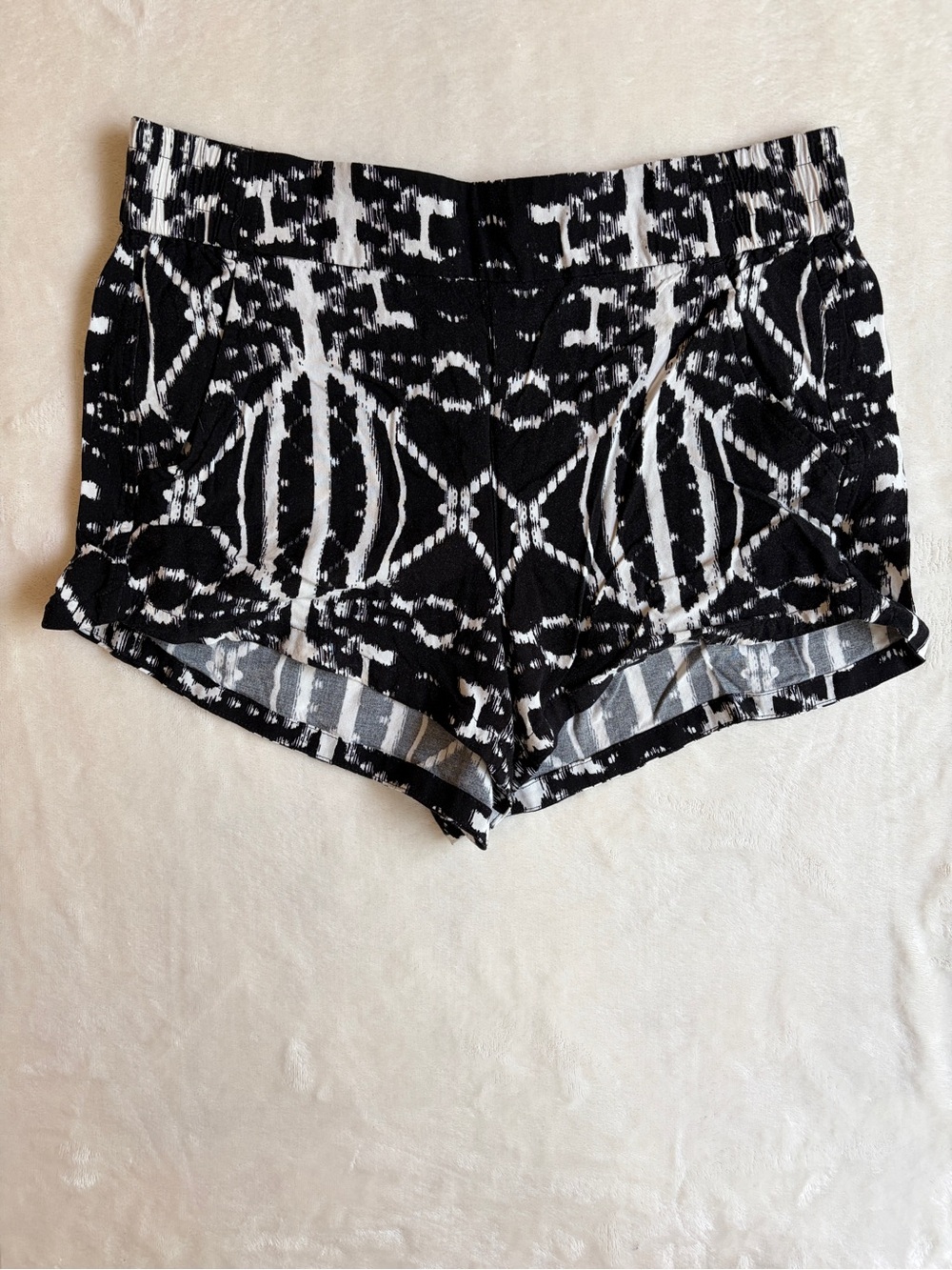 Express Black & White Abstract Ikat Pull-On Shorts - Size Small